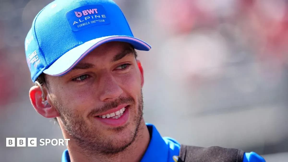 Pilote portant une casquette Alpine lors d'un événement