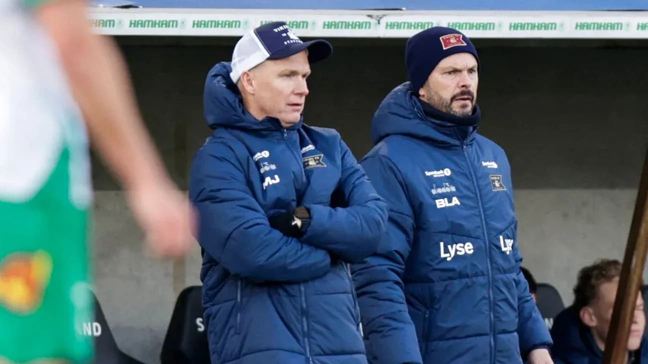 Deux entraîneurs observant le match depuis le banc