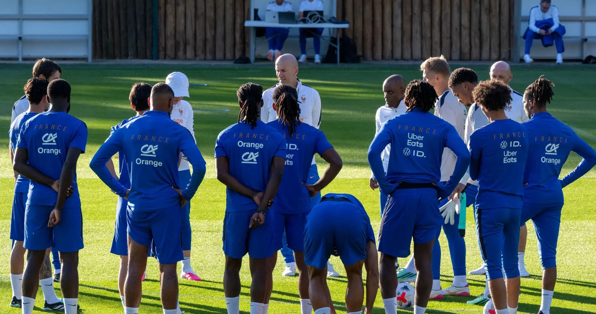 Équipe de France en discussion pendant l'entraînement