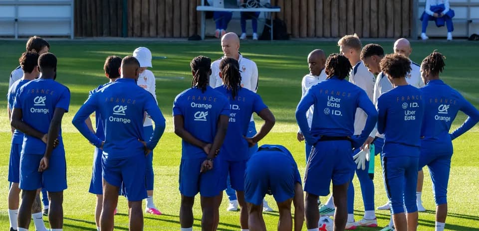 Équipe de France en discussion pendant l'entraînement
