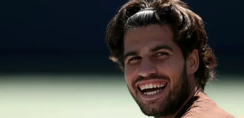 Joueur de tennis souriant sur le court