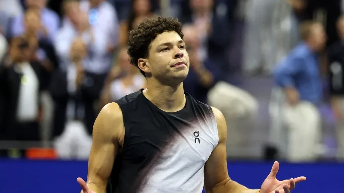 Joueur de tennis s'exprimant après un match