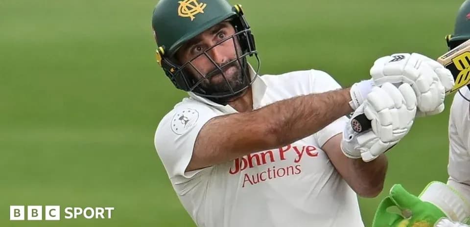 Joueur de cricket frappant la balle avec une batte
