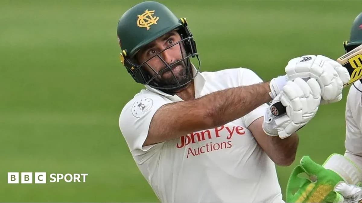 Joueur de cricket frappant la balle avec une batte