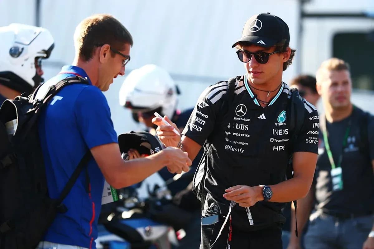 Pilote de F1 signant un autographe pour un fan