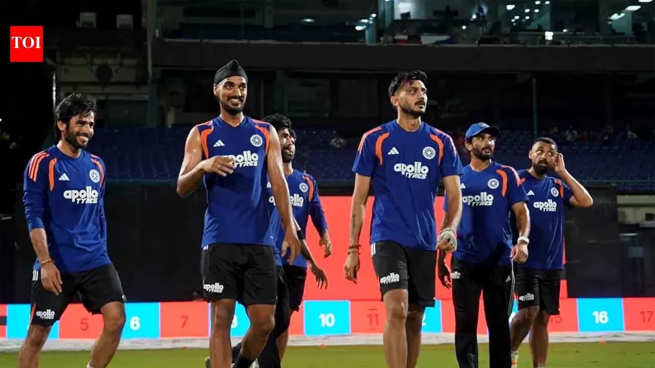 Équipe de cricket marchant sur le terrain d'entraînement