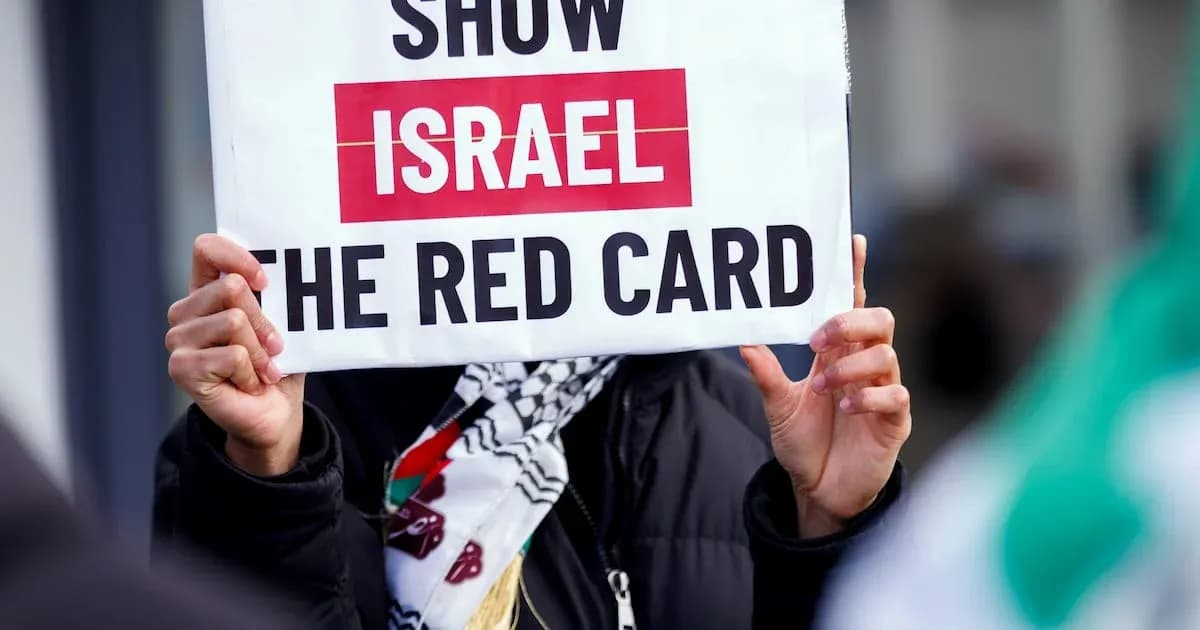 Manifestant tenant une pancarte avec un message