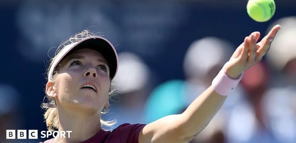 Joueuse de tennis servant lors d'un match