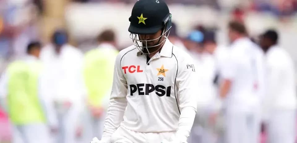 Joueur de cricket du Pakistan quittant le terrain