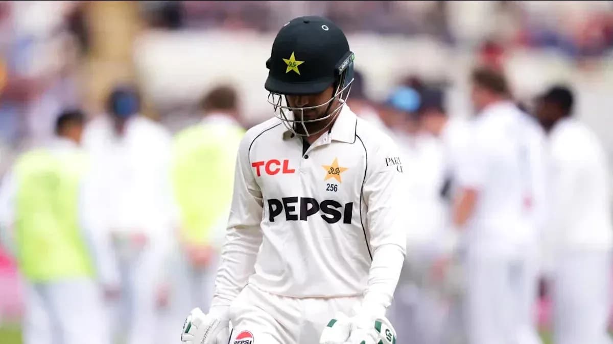 Joueur de cricket du Pakistan quittant le terrain