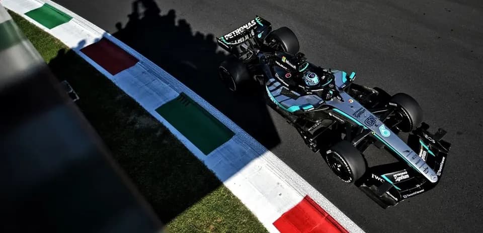Voiture de course sur la piste avec drapeaux italiens