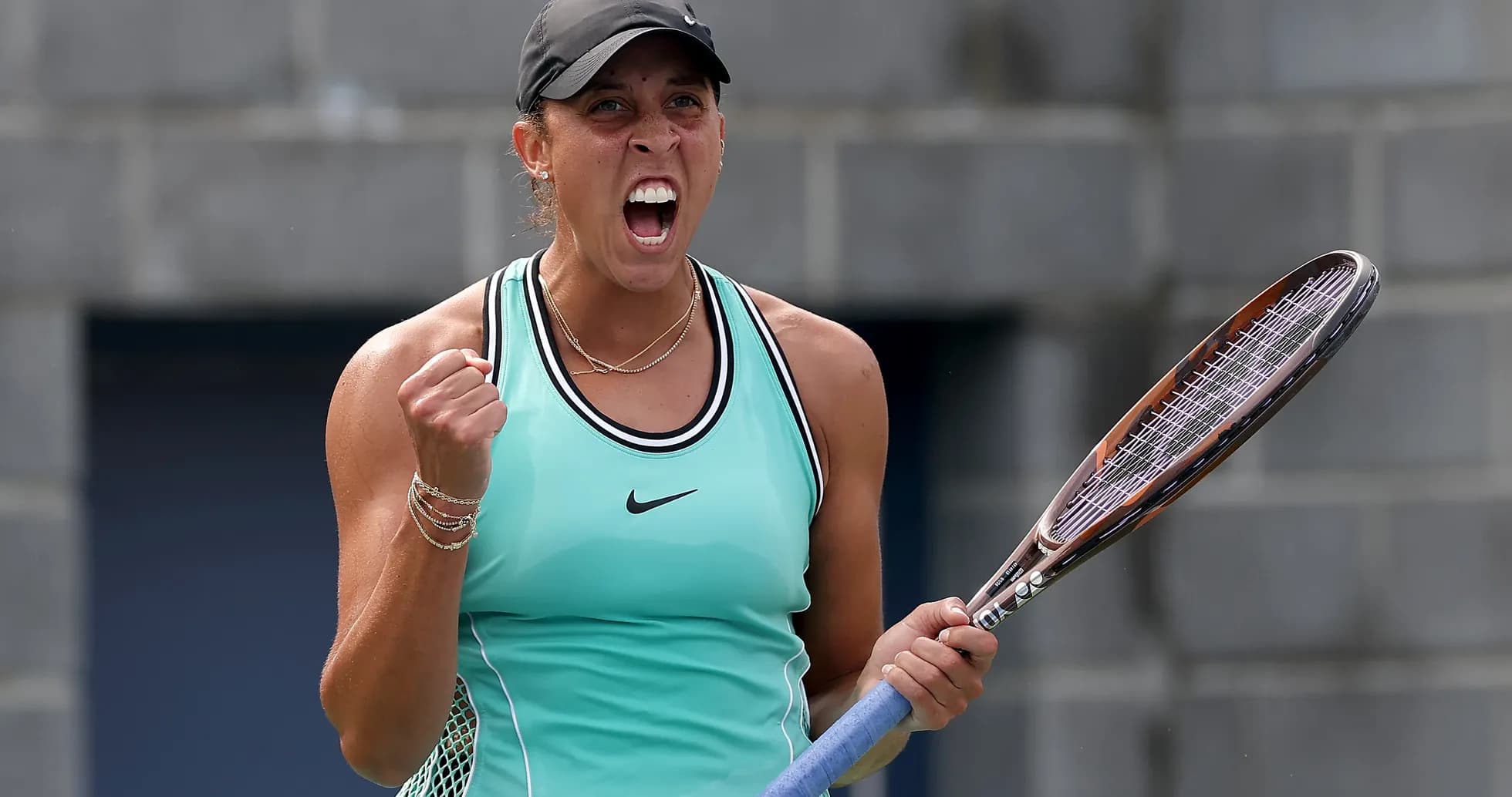 Joueuse de tennis célébrant avec sa raquette