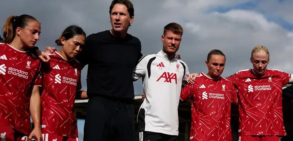 Entraîneur avec l'équipe féminine de Liverpool en discussion