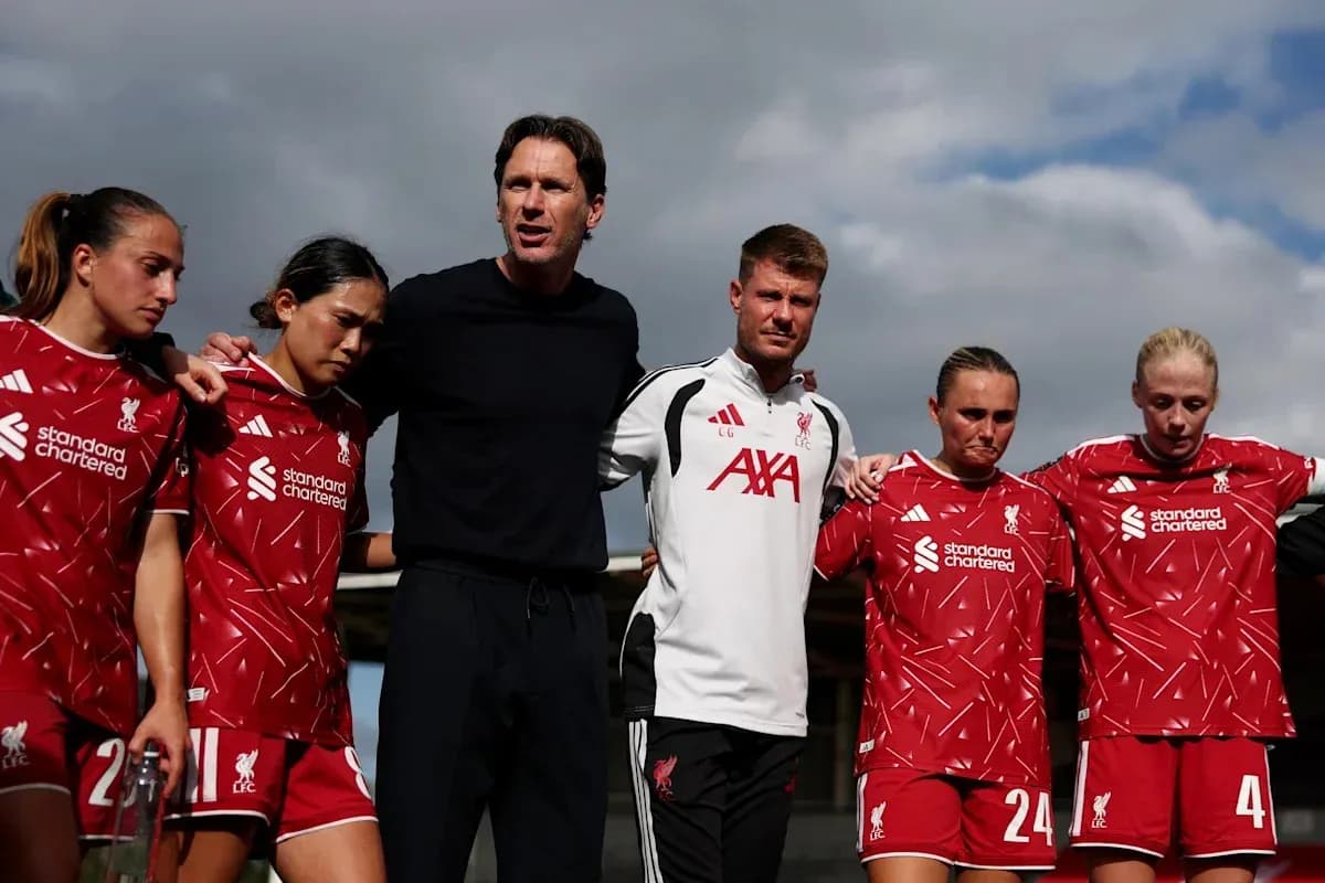 Entraîneur avec l'équipe féminine de Liverpool en discussion