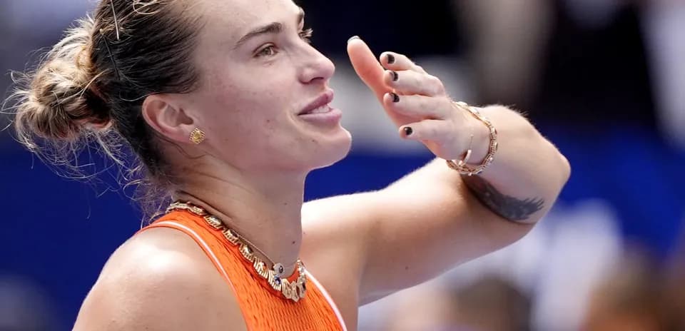Joueuse de tennis saluant le public après le match