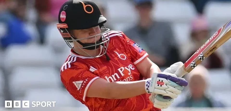 Joueur de cricket frappant la balle au stade