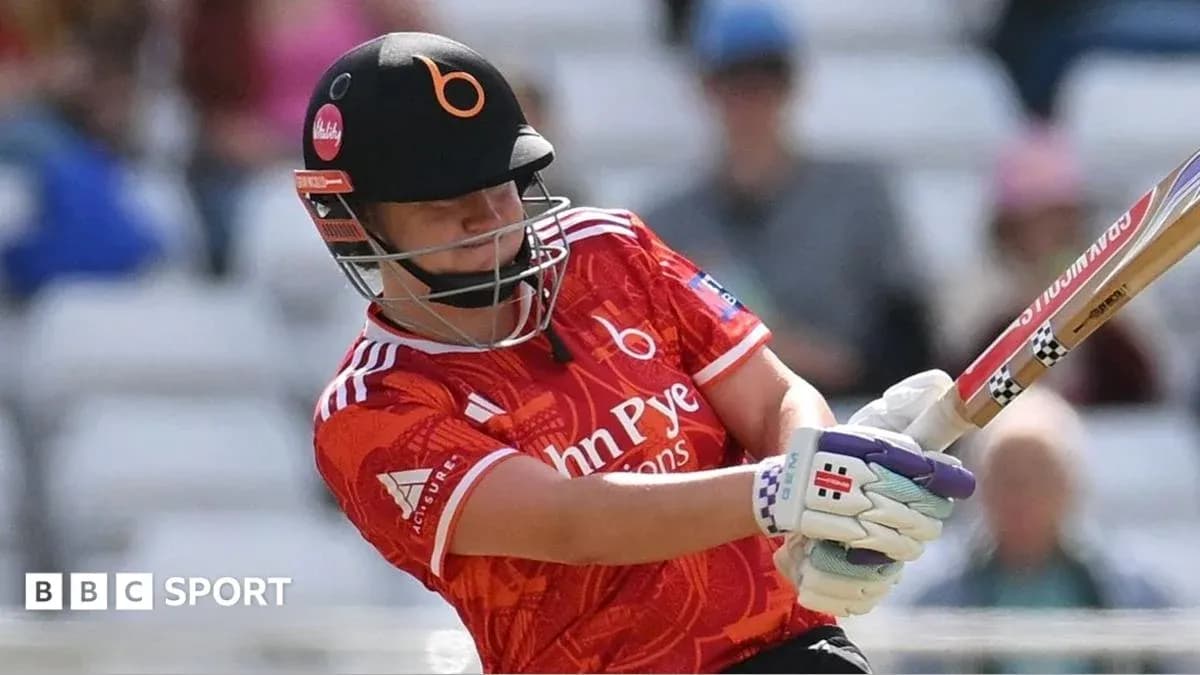Joueur de cricket frappant la balle au stade