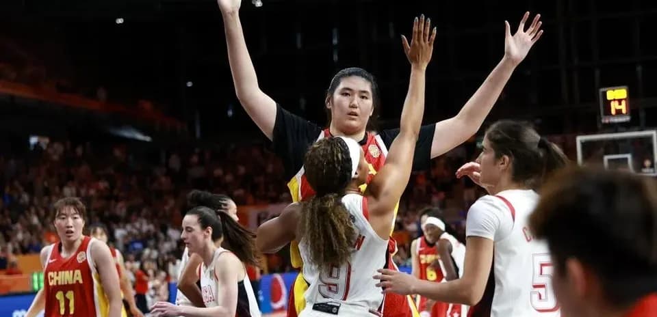 Joueuses de basketball en action lors du match