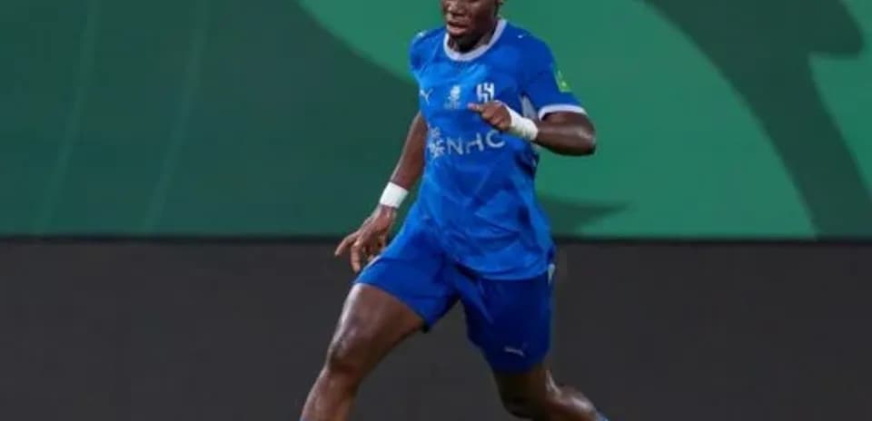 Joueur en action dribblant le ballon sur le terrain