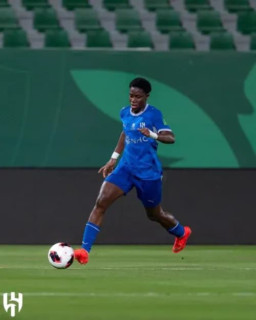 Joueur en action dribblant le ballon sur le terrain