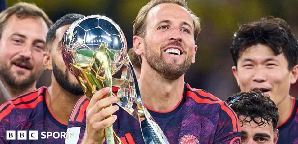 Joueur célébrant avec le trophée après la victoire