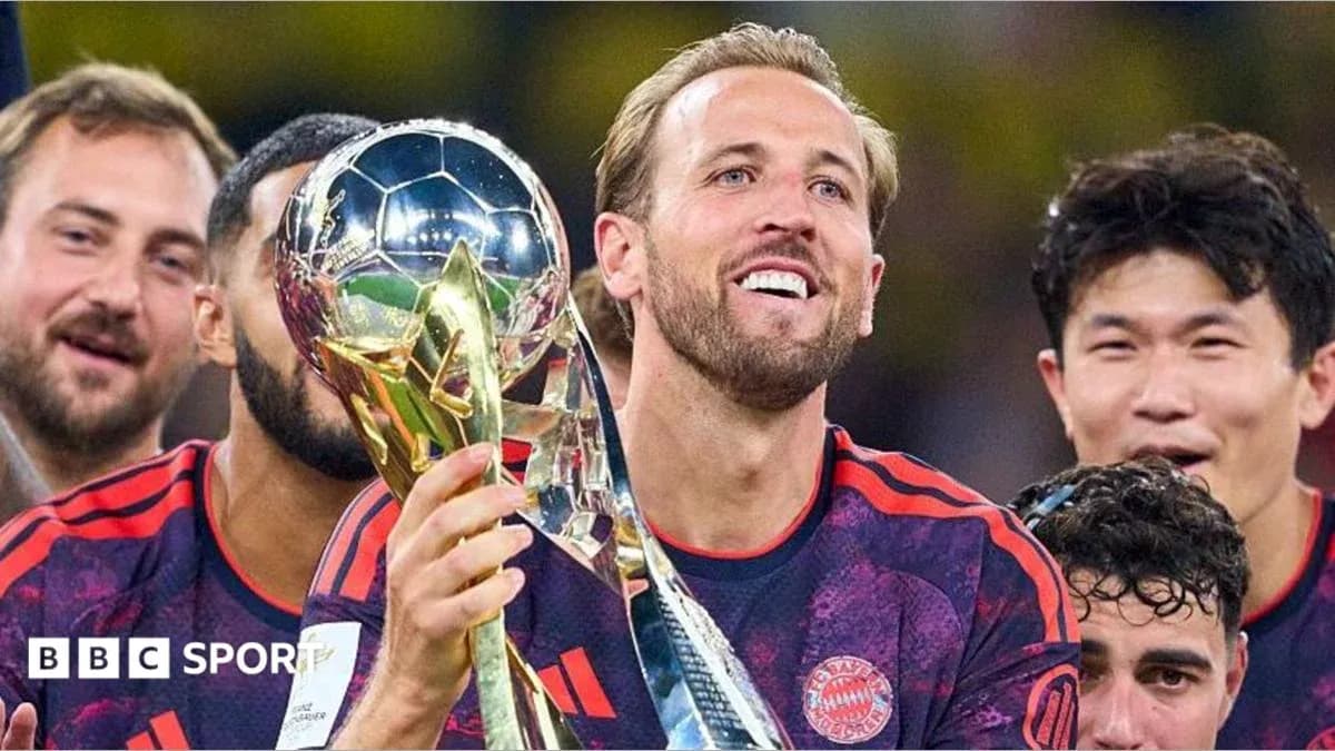 Joueur célébrant avec le trophée après la victoire