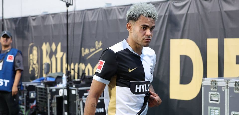 Joueur entrant sur le terrain avec maillot noir et blanc