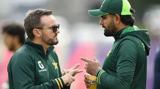 Deux hommes discutant lors d'un entraînement de cricket