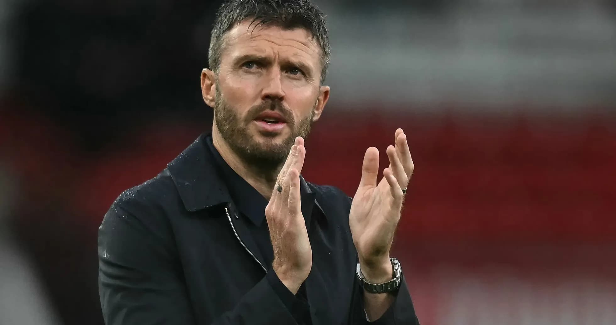 Entraîneur applaudit depuis la touche lors du match