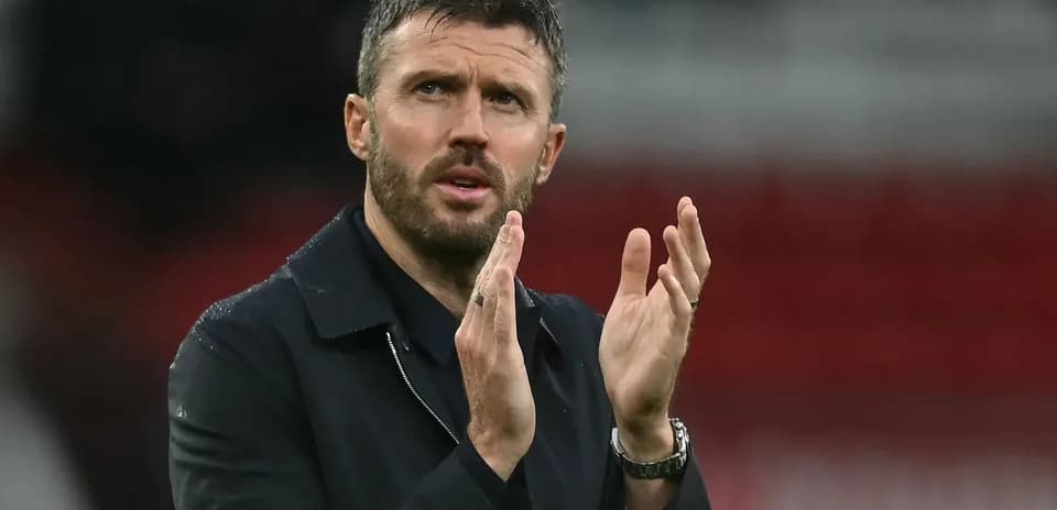 Entraîneur applaudit depuis la touche lors du match