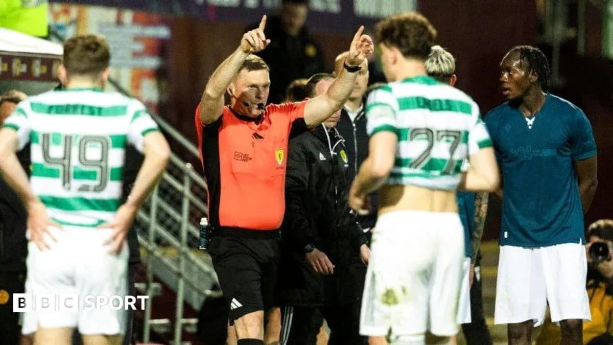 Arbitre donnant des instructions aux joueurs pendant le match
