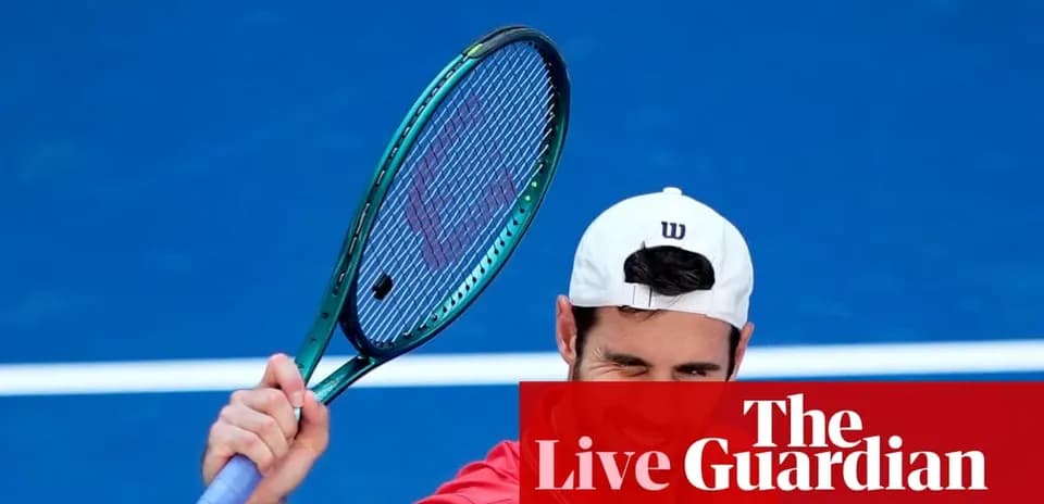 Joueur de tennis levant sa raquette sur court bleu