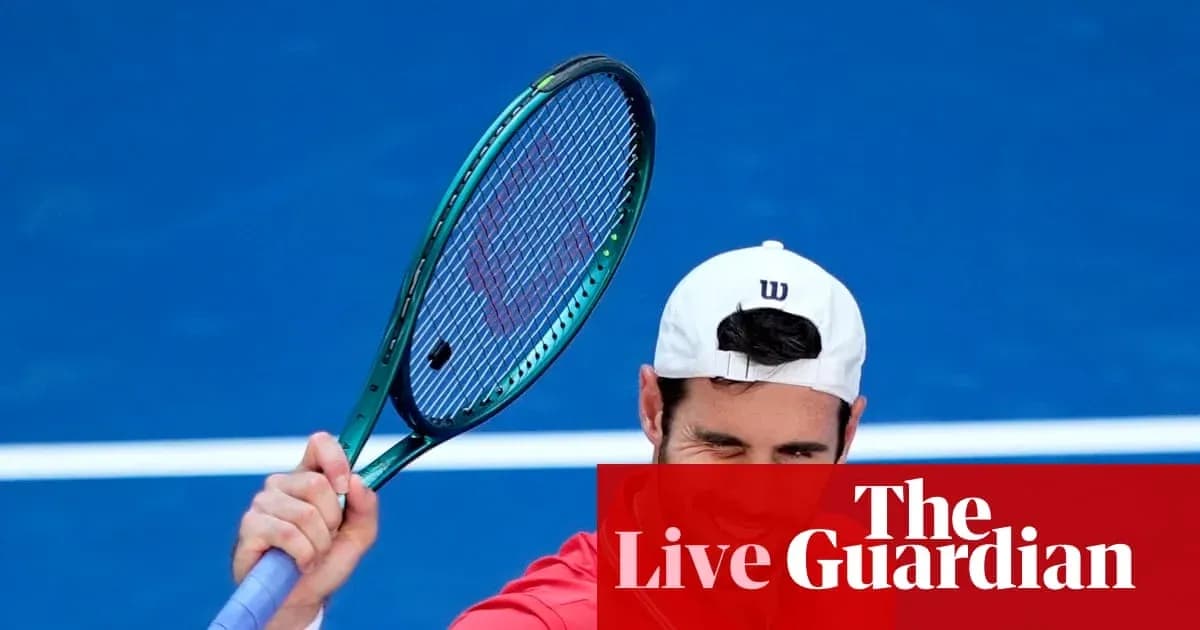 Joueur de tennis levant sa raquette sur court bleu