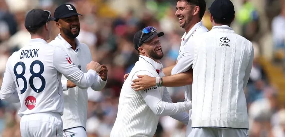 Équipe anglaise célébrant un wicket au cricket