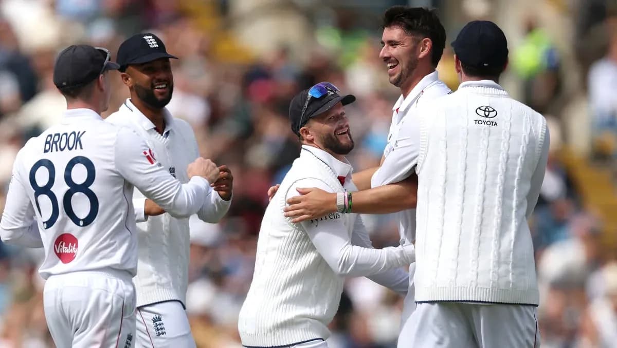 Équipe anglaise célébrant un wicket au cricket