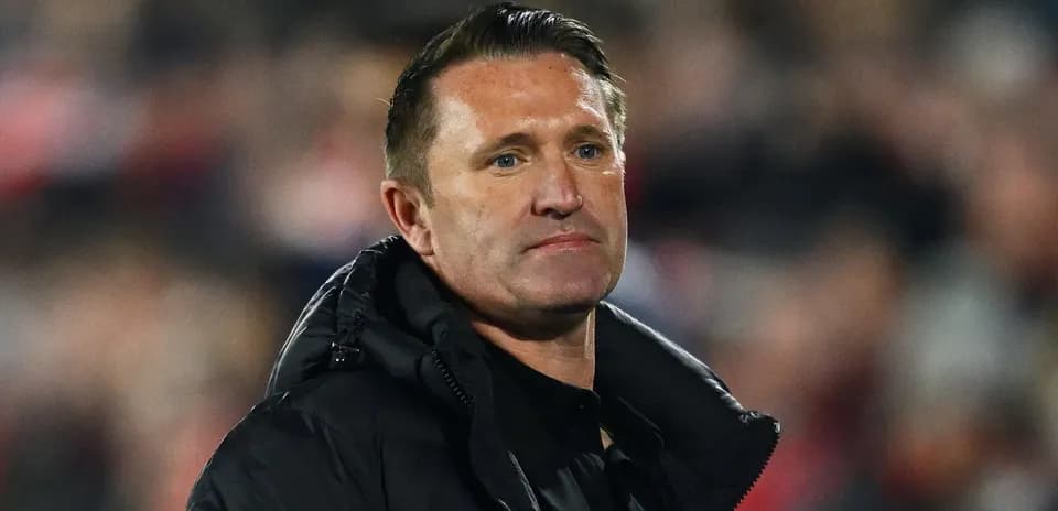 Entraîneur observant le match depuis la ligne de touche