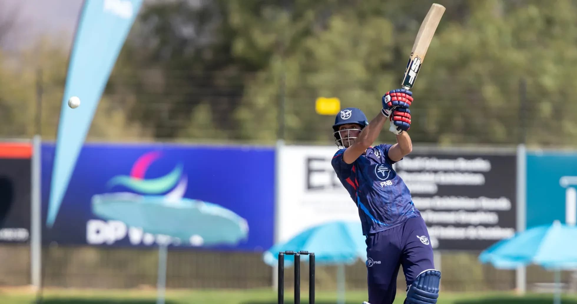 Batteur frappant la balle lors d'un entraînement de cricket
