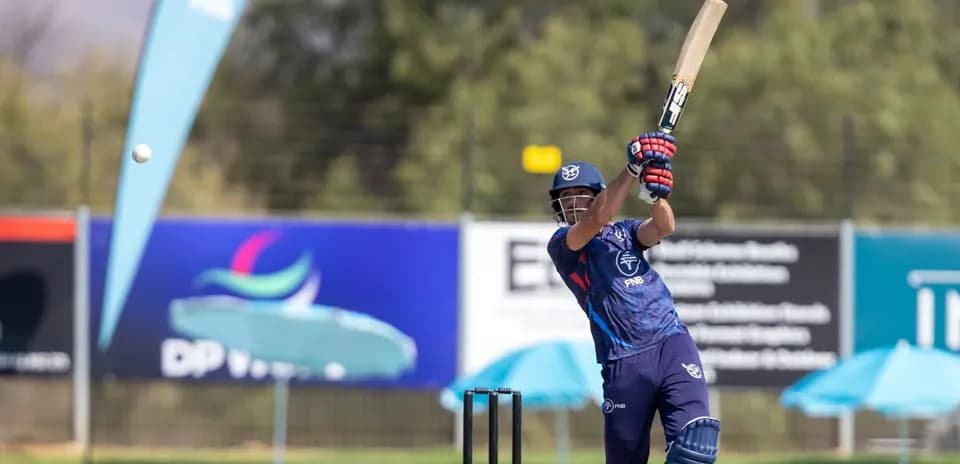 Batteur frappant la balle lors d'un entraînement de cricket