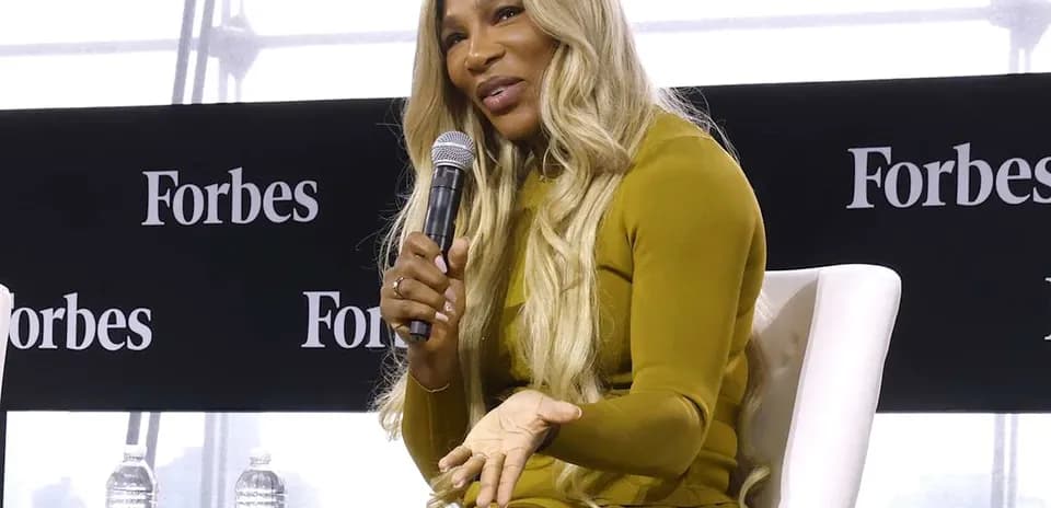 Femme parlant avec un microphone lors d'un événement Forbes
