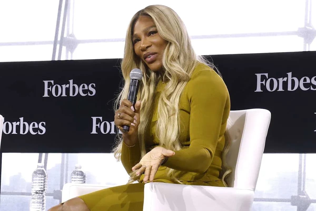 Femme parlant avec un microphone lors d'un événement Forbes
