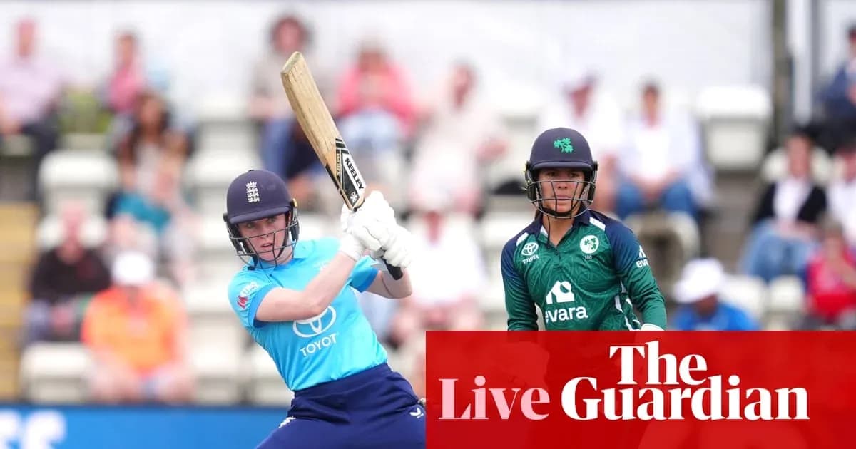 Joueuse anglaise en train de frapper la balle de cricket
