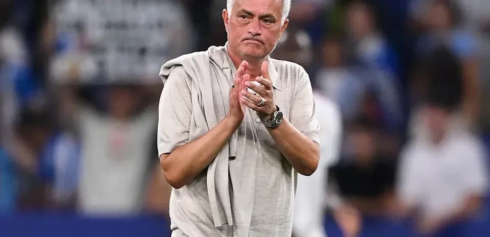 Entraîneur applaudissant après un match