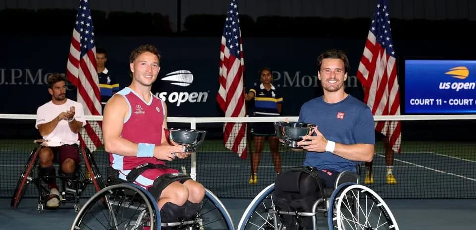 Joueurs de tennis en fauteuil roulant avec trophées