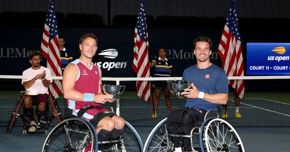 Joueurs de tennis en fauteuil roulant avec trophées