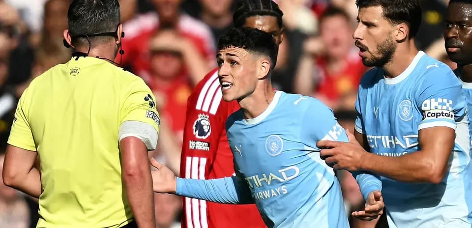 Joueurs de Manchester City contestent une décision de l'arbitre