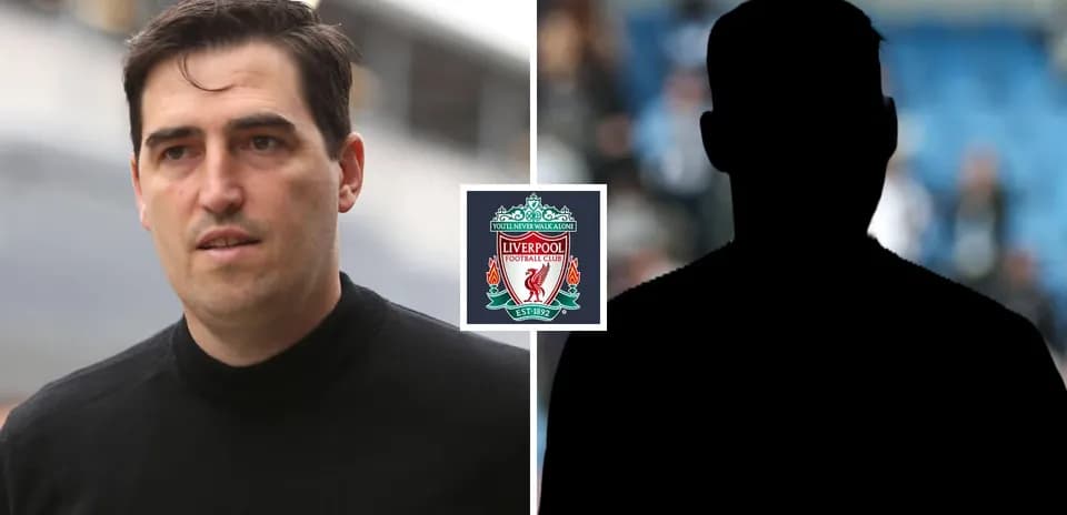 Un homme marchant avec le logo de Liverpool FC