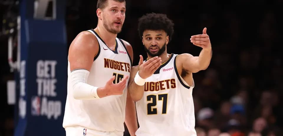 Joueurs des Nuggets discutant sur le terrain