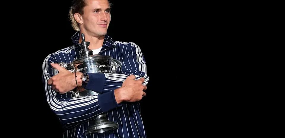 Joueur tenant le trophée de tennis après victoire