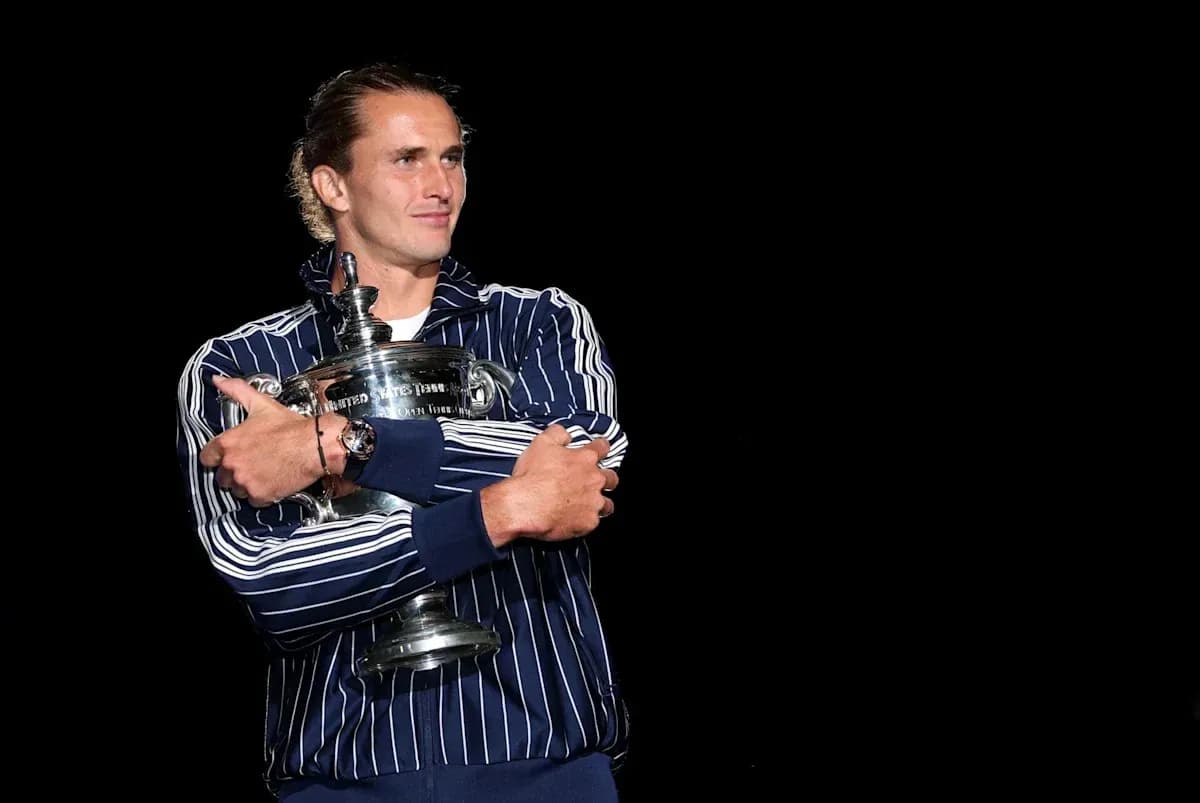 Joueur tenant le trophée de tennis après victoire