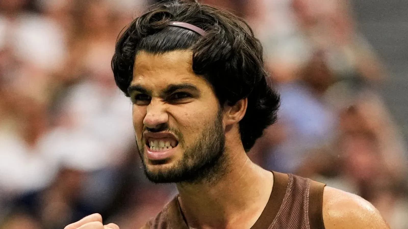 Joueur de tennis célébrant un point gagné